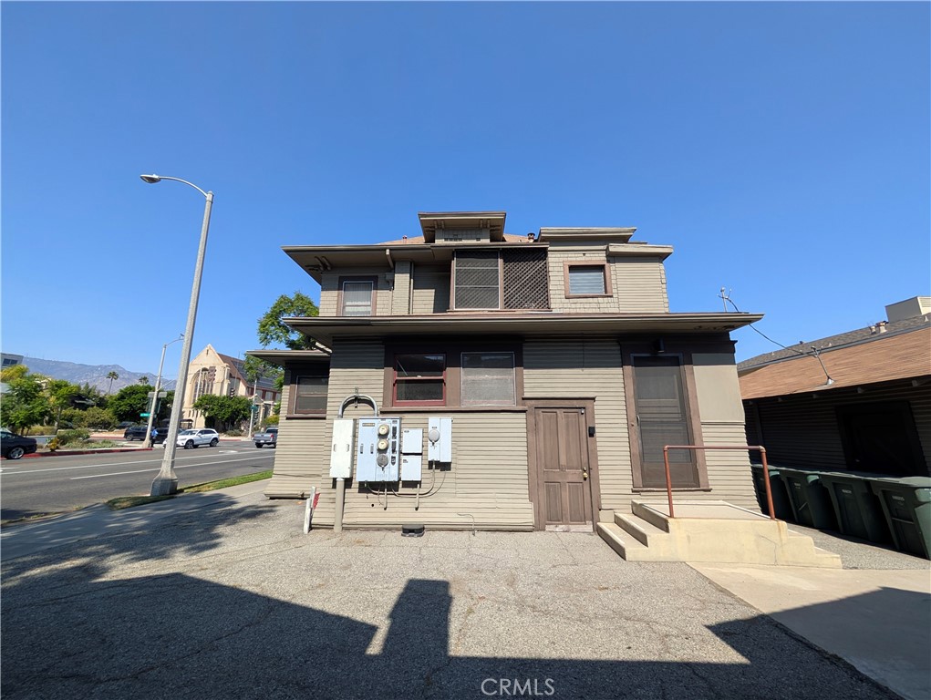 325 S Los Robles Avenue Property Photo 7