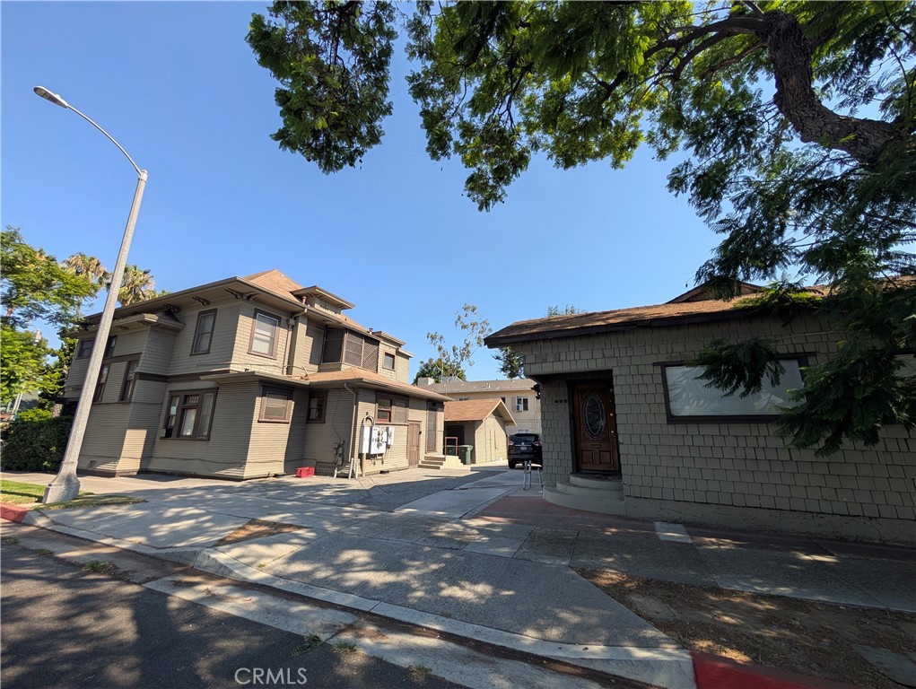 325 S Los Robles Avenue Property Photo 10