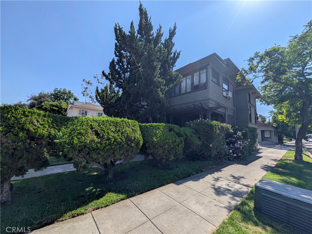325 S Los Robles Avenue Property Photo 11
