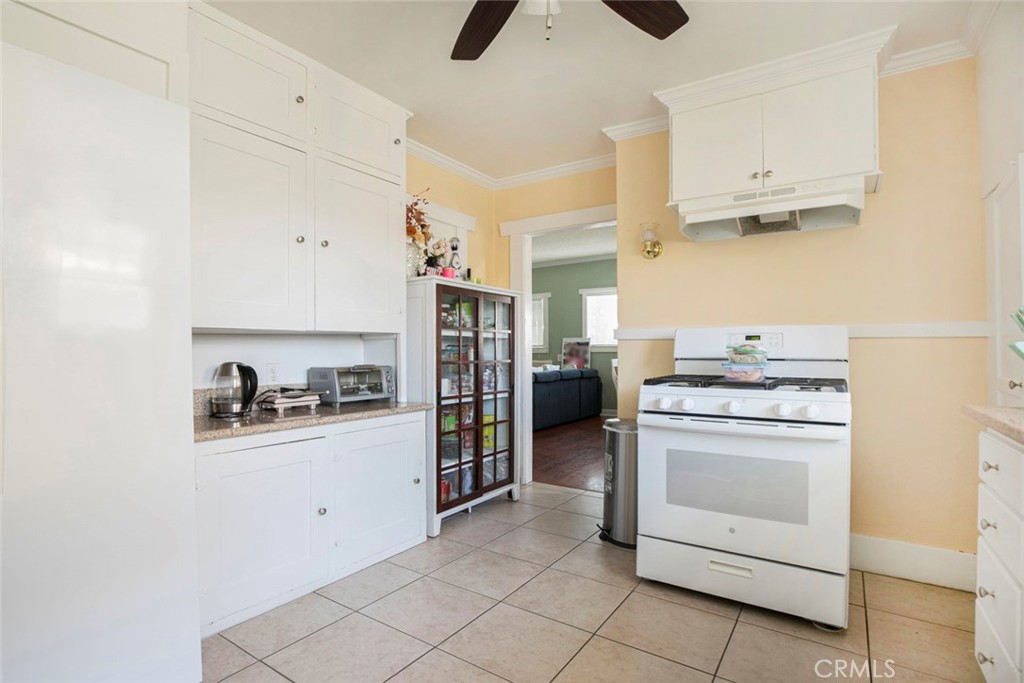 325 S Los Robles Avenue Property Photo 14