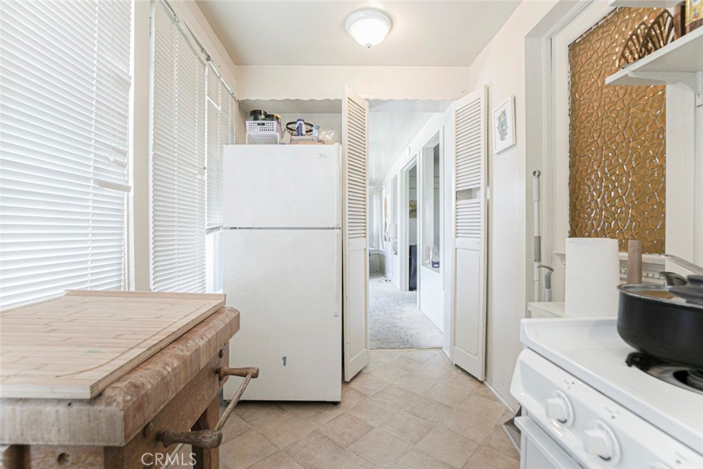 325 S Los Robles Avenue Property Photo 18
