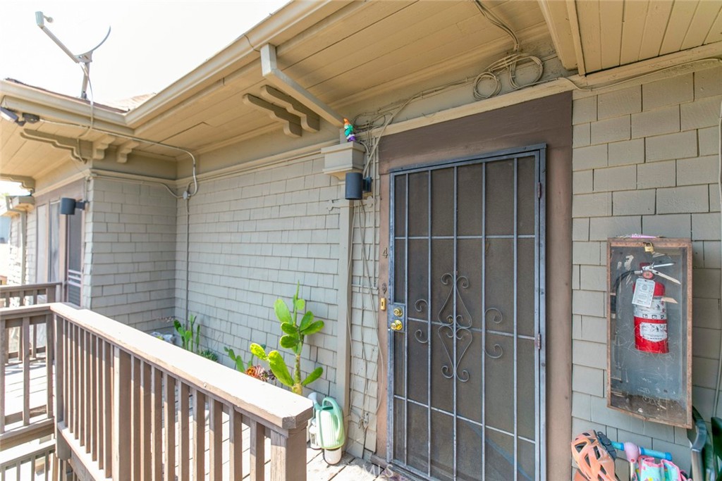 325 S Los Robles Avenue Property Photo 23