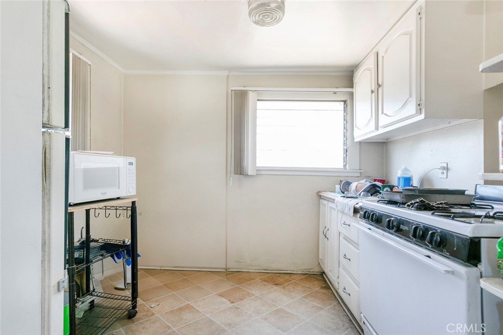 325 S Los Robles Avenue Property Photo 44