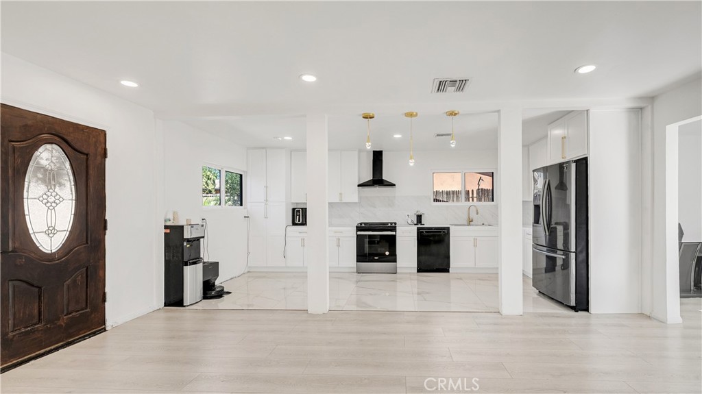 11200 Amestoy Property Photo 13