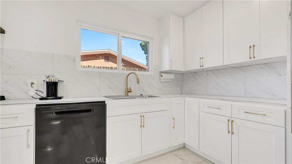 11200 Amestoy Property Photo 15