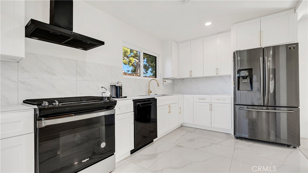11200 Amestoy Property Photo 18