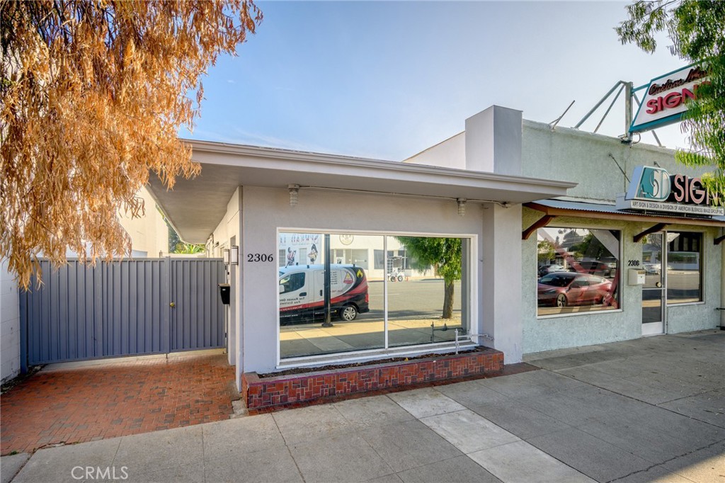 2304 2306 W Burbank Boulevard Property Photo 1