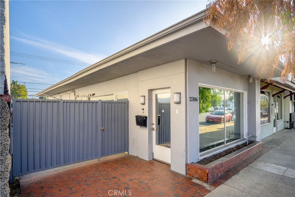 2304 2306 W Burbank Boulevard Property Photo 2