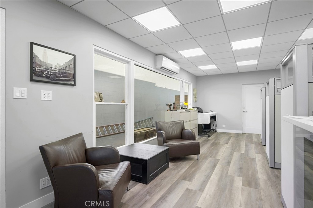 2304 2306 W Burbank Boulevard Property Photo 6