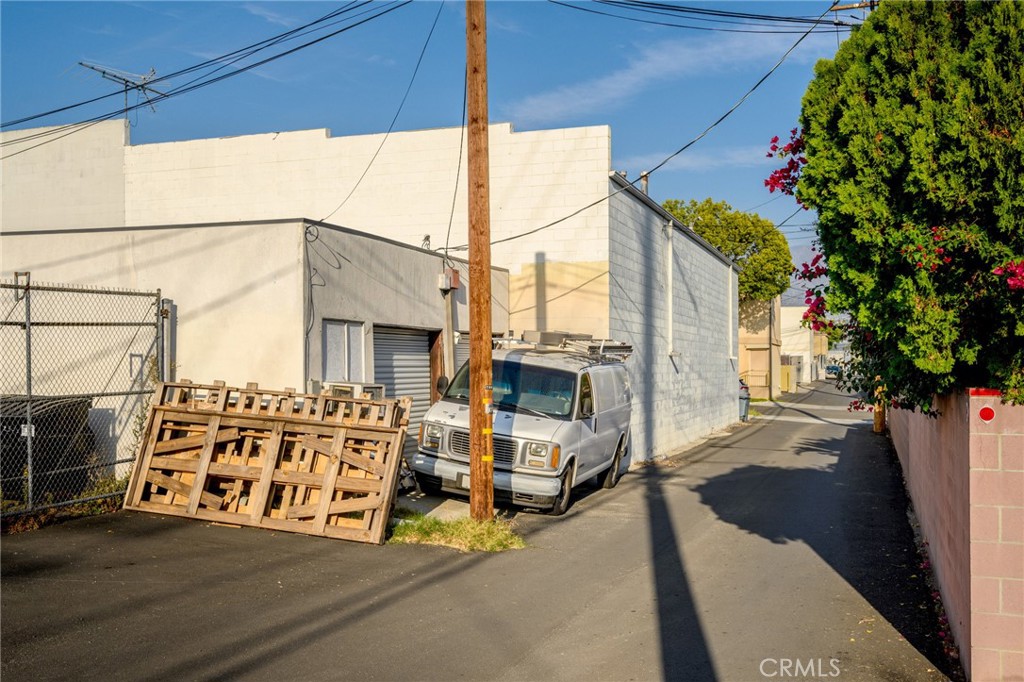 2304 2306 W Burbank Boulevard Property Photo 31