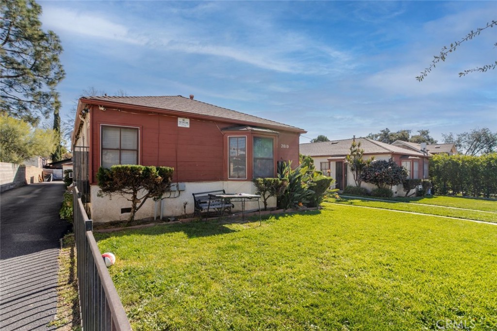 2010 N Los Robles Avenue Property Photo 19