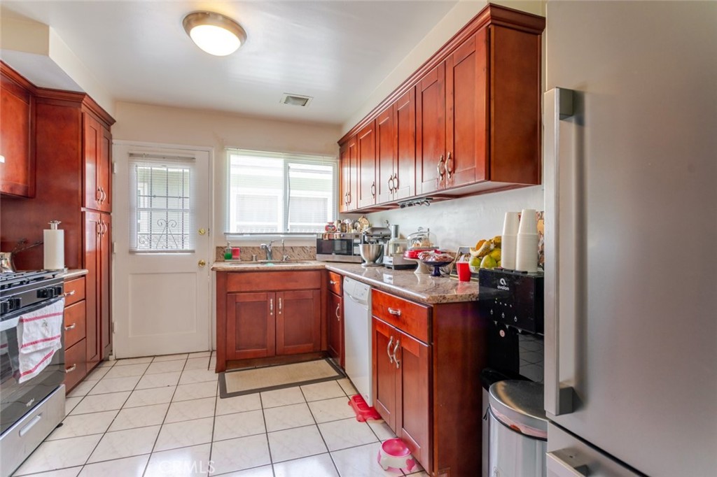 12806 Oxnard Street Property Photo 8