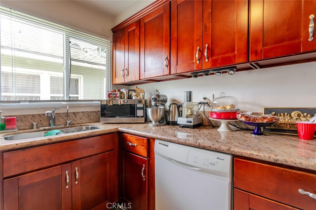 12806 Oxnard Street Property Photo 9