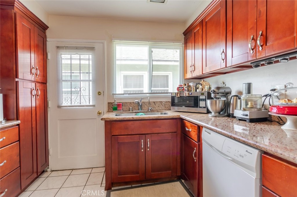 12806 Oxnard Street Property Photo 10