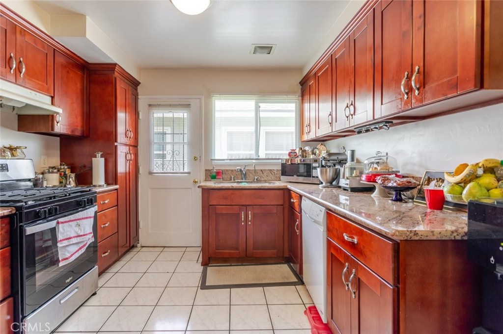 12806 Oxnard Street Property Photo 11