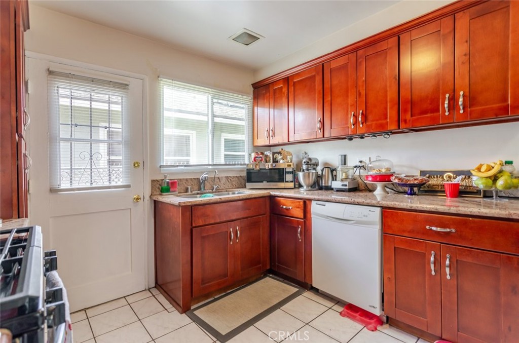 12806 Oxnard Street Property Photo 12