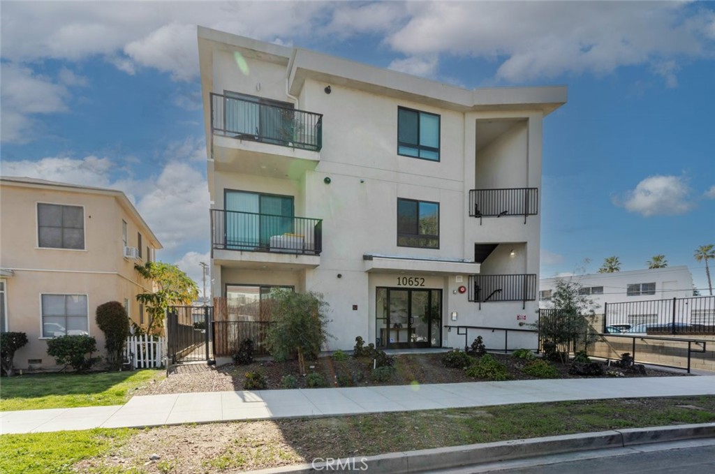 10652 Whipple Street Property Photo 3