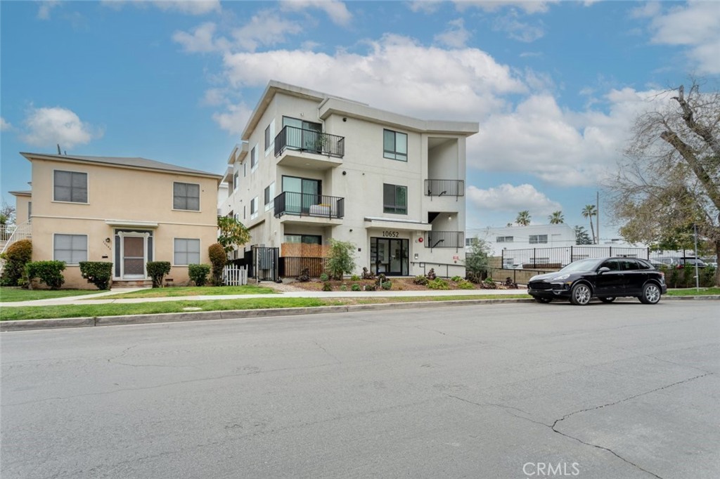 10652 Whipple Street Property Photo 4