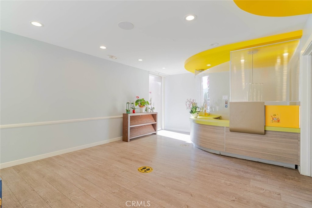 2048 Montrose Property Photo 4
