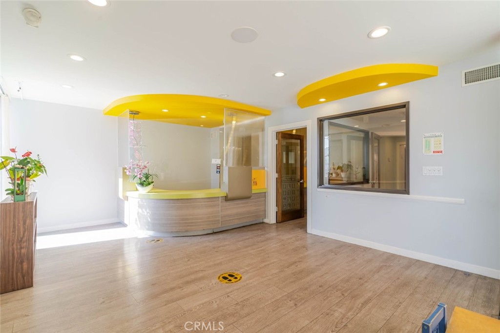 2048 Montrose Property Photo 5