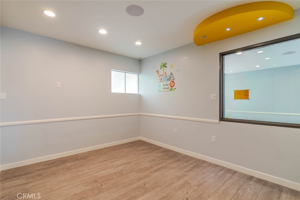 2048 Montrose Property Photo 9