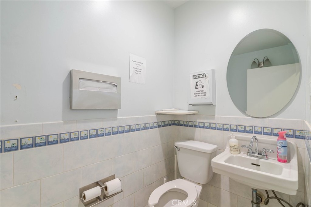 2048 Montrose Property Photo 11
