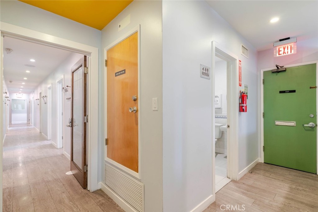 2048 Montrose Property Photo 12