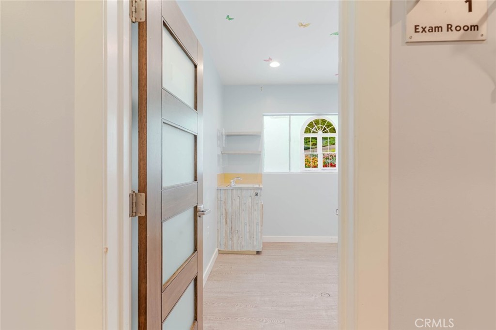 2048 Montrose Property Photo 16