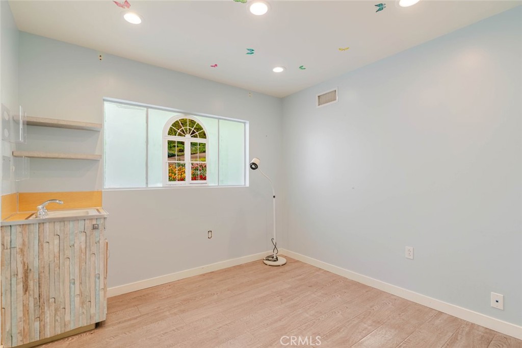 2048 Montrose Property Photo 17