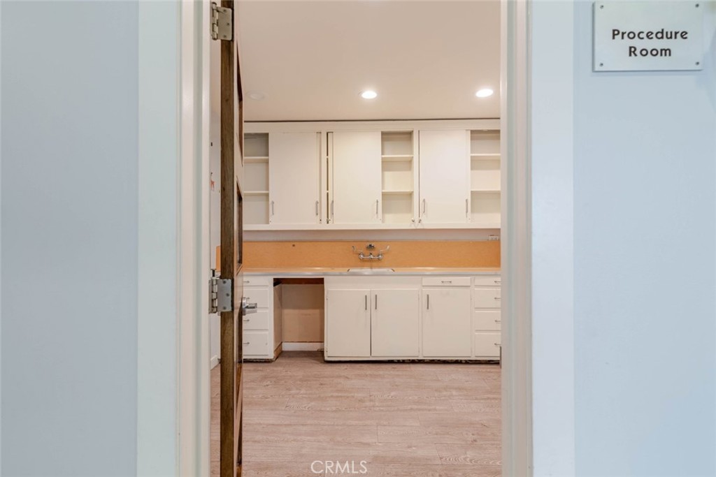 2048 Montrose Property Photo 18