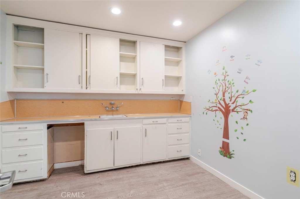 2048 Montrose Property Photo 19