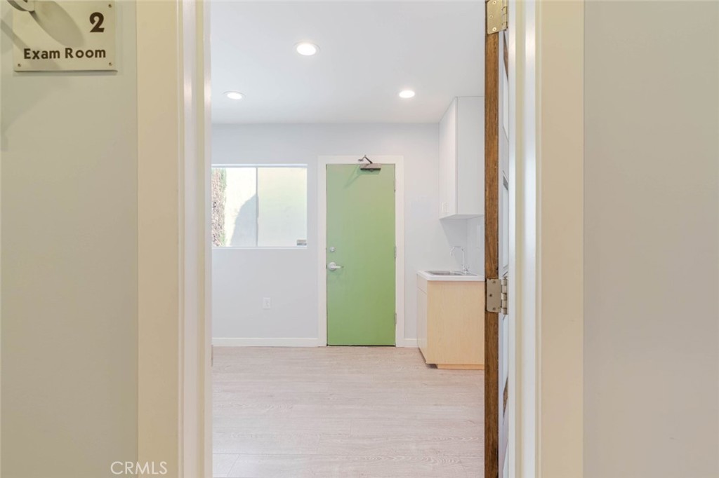 2048 Montrose Property Photo 20