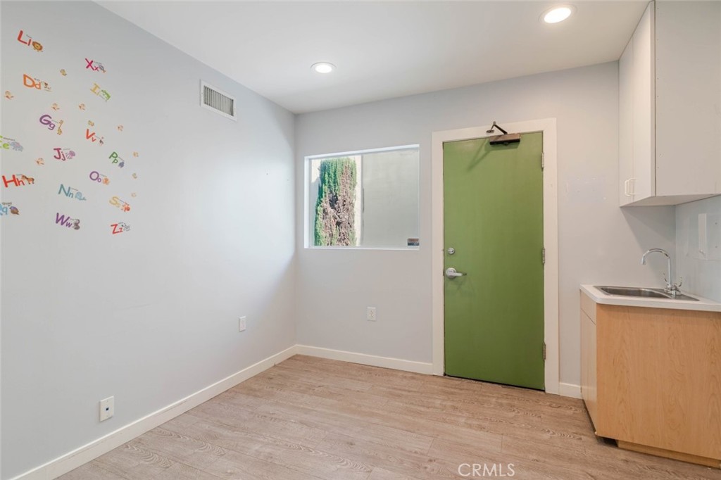 2048 Montrose Property Photo 21