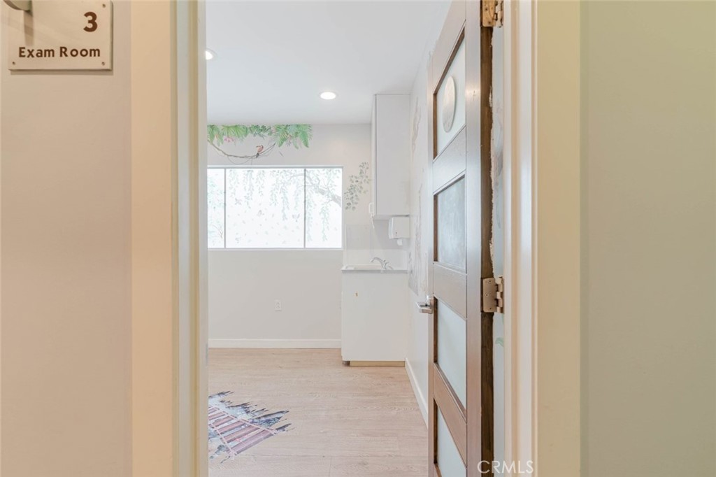 2048 Montrose Property Photo 22