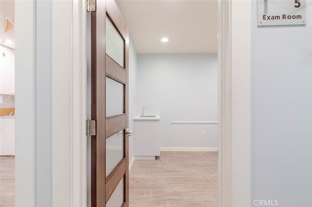 2048 Montrose Property Photo 26