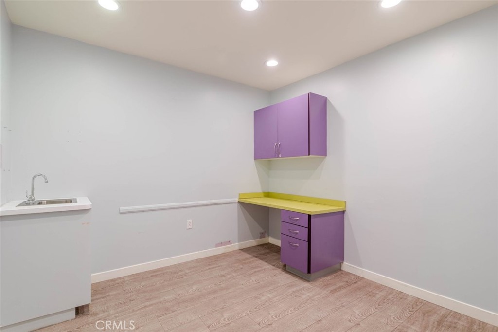 2048 Montrose Property Photo 27