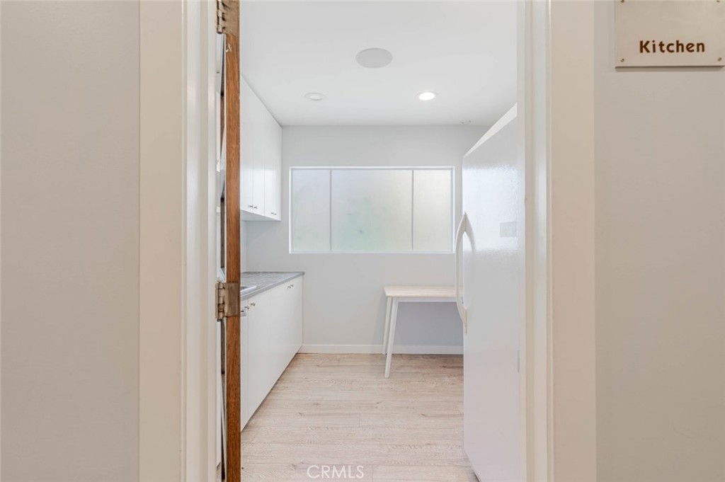 2048 Montrose Property Photo 28