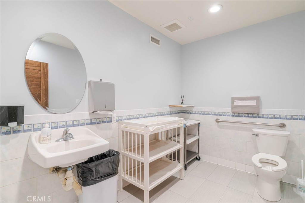 2048 Montrose Property Photo 30