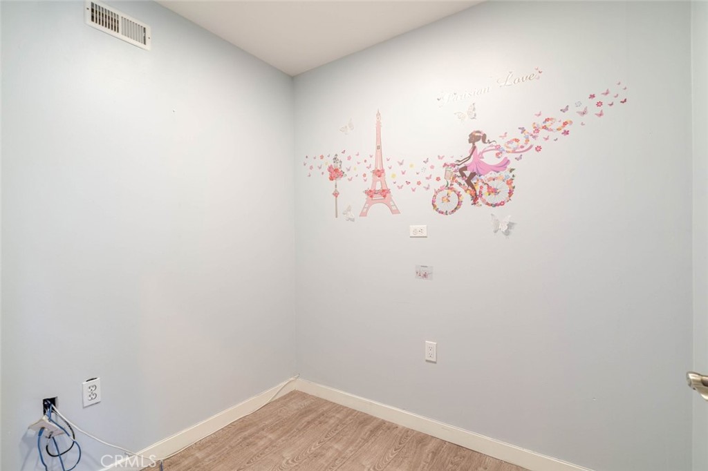 2048 Montrose Property Photo 32