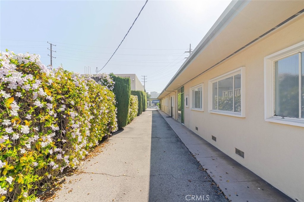 2048 Montrose Property Photo 46