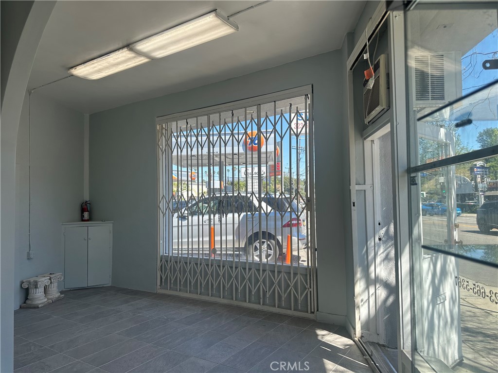 2627 Hyperion Property Photo 11