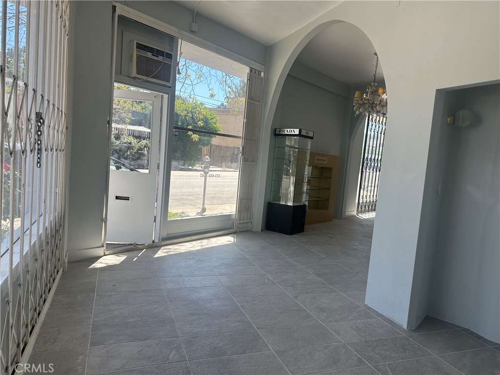 2627 Hyperion Property Photo 13