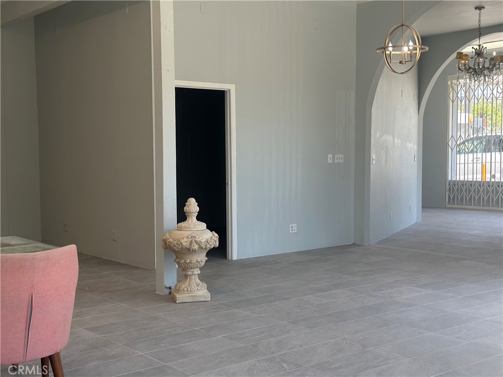2627 Hyperion Property Photo 18