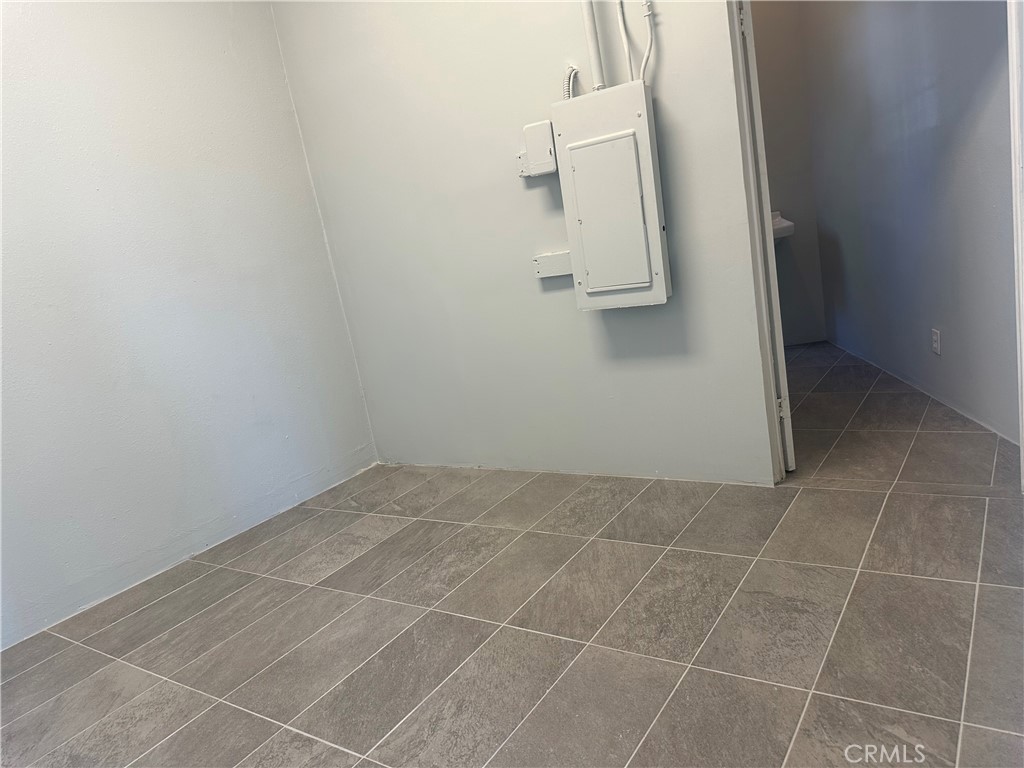 2627 Hyperion Property Photo 22