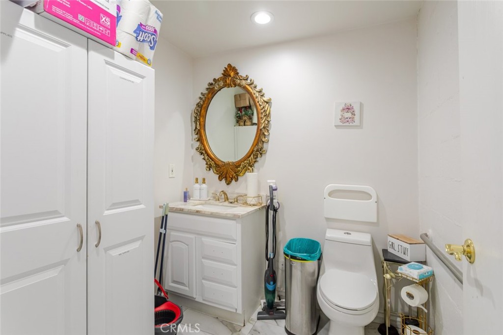13521 Sherman Way Property Photo 17