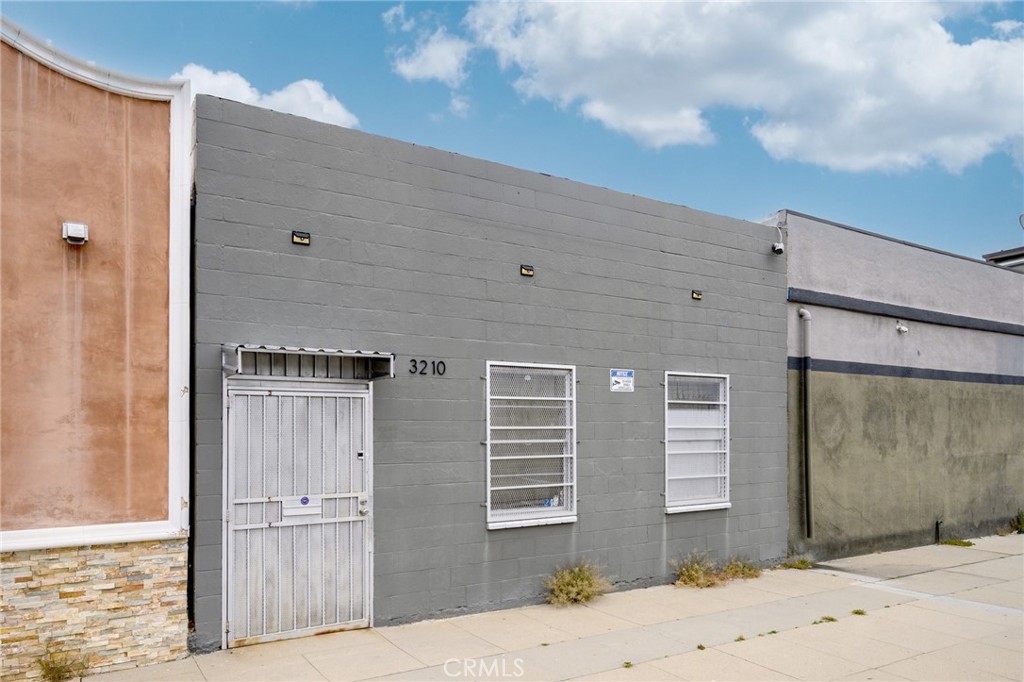 3210 N San Fernando Property Photo 1