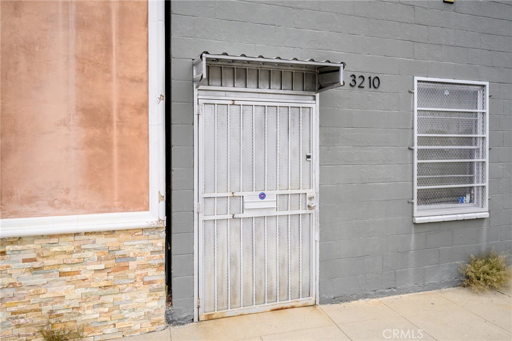3210 N San Fernando Property Photo 4