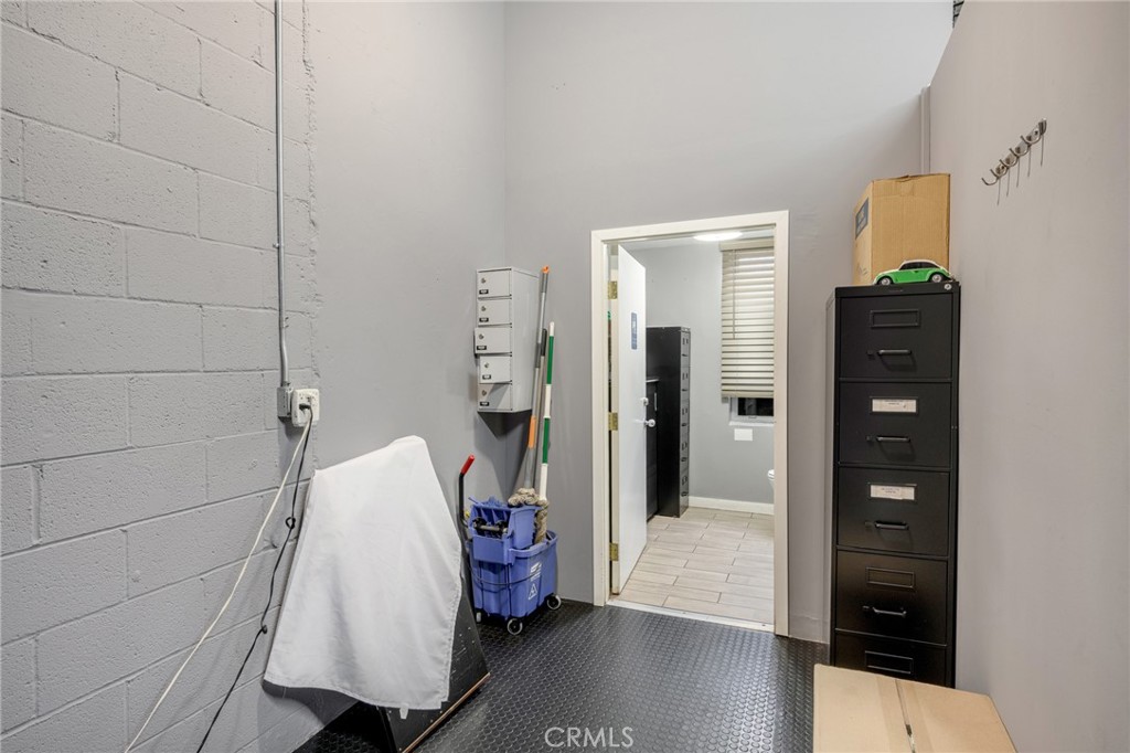 3210 N San Fernando Property Photo 12