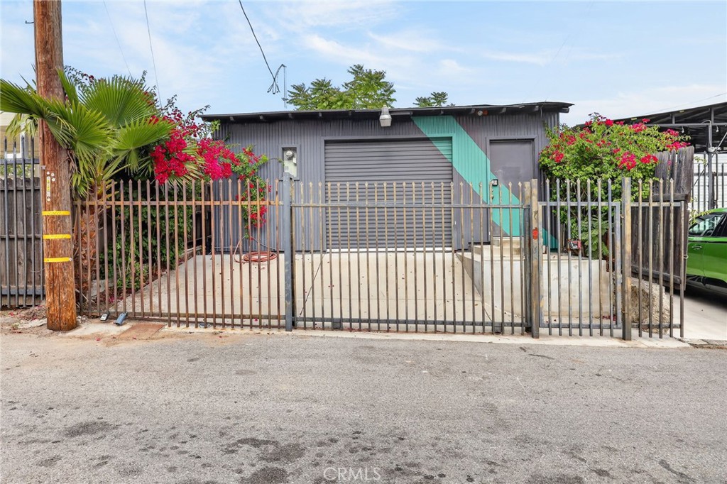 9939 Commerce Avenue Property Photo 1