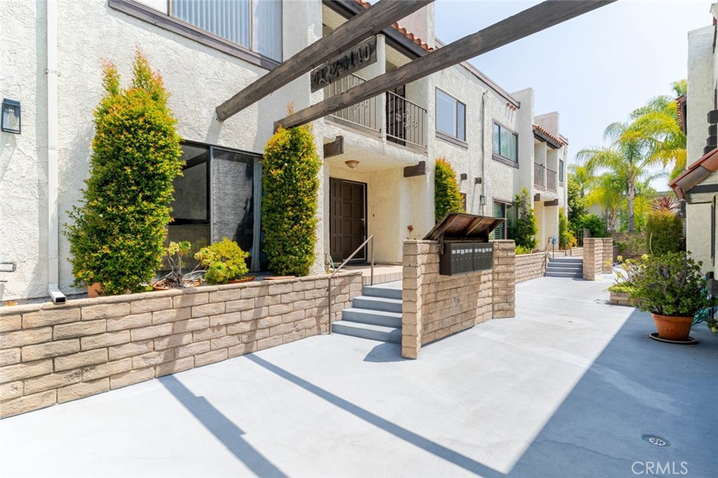 4136 Ocean View Boulevard Property Photo 3